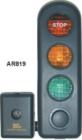 AR-819泊車(chē)器（汽車(chē)倒車(chē)指示雷達(dá)）幫助您每次將車(chē)?？吭谧罴盐恢?，當(dāng)您的車(chē)駕駛近時(shí)，在不同距離分別亮紅、黃、綠燈;5米距離綠燈提示,1.5米距離黃燈提示0.5米距離紅燈及警報(bào)提示同時(shí)發(fā)出不同的聲音。


 

