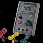 TES-1605數(shù)字接地電阻計(jì).具有量測大地電壓功能 .資料鎖定,自動關(guān)機(jī)功能：當(dāng)電表操作約三分鐘，將會自動關(guān)機(jī)，節(jié)省電源,測量電流輸出：2mA,可作精密的三極式測量，也可自行作方便簡易的二線式測量,當(dāng)輔助接地釘接地電阻過高，LCD將顯示警告,設(shè)計(jì)符合IEC1010-1安全規(guī)范 
