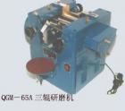 QGM-65A 三輥研磨機(jī) 用途:用于實(shí)驗(yàn)室內(nèi)涂料填加料的粉碎研磨;參數(shù):軋輥尺寸：Ф65×135mm 軋輥轉(zhuǎn)化比：（后中前）1：3：9，中輥轉(zhuǎn)速 ：88r/min;應(yīng)用效果:始料粒度：50~100μm，經(jīng)3~5次研磨后試料顆粒細(xì)度小于18μm.