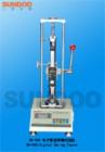 SD-100電子數(shù)顯彈簧拉壓試驗機(jī)是測試?yán)臁?壓縮彈簧的變形量和負(fù)荷關(guān)系特性的專用儀器。適用拉伸、壓縮彈簧在一定工作長度下的工作負(fù)荷的測試，也可用于橡膠、簧片等彈性器件的彈力負(fù)荷測試。最大工作負(fù)荷：100N.負(fù)荷分度值eP：0.02N
 