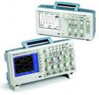 數(shù)字存儲(chǔ)示波器 TDS2012B 顯示： 彩色LCD ，帶寬：100MHz；通道數(shù)量：2  ；每通道取樣速度：1.0 GS/s；記錄長度：2.5 K 點(diǎn)。通過前面板USB 端口支持可移動(dòng)數(shù)據(jù)存儲(chǔ)設(shè)備