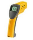  FLUKE66紅外線測溫儀，測量溫度為-32～600℃(-25至1100 °F)。 D:S=30:1標準焦距，光譜響應8μm至14μm ，12個點的數(shù)據(jù)記錄，顯示分辨率:0.1℃。精度：±1% 或±1℃
