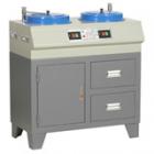 PG-2D型金相試樣拋光機(jī)是在PG-2C金相試樣拋光機(jī)的基礎(chǔ)上作進(jìn)一步的設(shè)計(jì)改進(jìn),由原立式結(jié)構(gòu)設(shè)計(jì)成柜式結(jié)構(gòu)，二個(gè)拋光盤的轉(zhuǎn)速也由原一種轉(zhuǎn)速分別設(shè)計(jì)成700轉(zhuǎn)/分和900轉(zhuǎn)/分二個(gè)不同轉(zhuǎn)速.拋盤直徑：220mm

