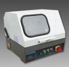 SQ-80 手動試樣切割機用于切割各種金屬、非金屬材料的試樣，以便觀察材料金相、巖相組織。主軸轉速：2800轉/分鐘．砂輪片規(guī)格：250×2×32mm．最大切割直徑：80mm 
