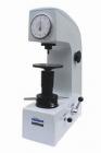 HR-150A型洛氏硬度計  可測定硬質(zhì)合金、淬火鋼及未經(jīng)淬火鋼材的洛氏硬度值。測量范圍：20-88HRA，20-100HRB，20-70HRC
試驗力：588.4、980.7、1471牛頓（60、100、150公斤力）試樣允許最大高度：170毫米，壓頭中心至機(jī)壁距離：135毫米
