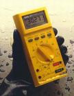 Fluke 27 數(shù)字/模擬多用表 3200字的精度和分辨率數(shù)字顯示 
31段模擬條形圖，可用于快的尖峰信號(hào)測(cè)量、零點(diǎn)調(diào)節(jié)和電容檢查 ,工作環(huán)境為溫度從-15°C 到 55°C (5°F 到 131°F) ，95% 的相對(duì)濕度 
