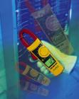 Fluke 337 鉗型表 真有效值鉗型儀表,為一系列頂極產(chǎn)品。具有巨大的鉗口。此儀表用來測量交流/直流電流、電壓和歐姆、電機啟動電流（沖擊）和頻率。具有顯示保留功能、最小/最大性能以及大型的背景燈顯示器