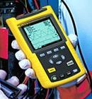 Fluke 43B 電能質(zhì)量分析儀 電壓、電流和功率諧波 高達51次的諧波 總諧波失真（THD） 每次諧波的相位角 瓦特、功率因數(shù)、位移功率因數(shù)、伏安和乏 電壓和電流波形 