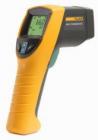 Fluke 561 紅外線與接觸式測溫儀 接觸式測溫功能兼容所有標(biāo)準(zhǔn)的小型連接器K型熱電偶，單點激光瞄準(zhǔn)測量,溫度測量范圍-40 °C ～ 550 ° C (-40 °F ～1022 °F)，發(fā)射能量的調(diào)整非常方便.