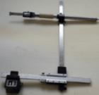 開(kāi)口度及中心偏差測(cè)量?jī)x主要用來(lái)測(cè)量工作輥裝配面與支承輥裝配面的中心線(xiàn)偏差，并能實(shí)際測(cè)量出工作輥裝配面開(kāi)口度及支撐輥裝配面開(kāi)口度。工作高度0-500mm，工作輥面開(kāi)口度測(cè)量范圍400-350mm,支撐輥面開(kāi)口度測(cè)量范圍620-590mm，測(cè)量精度0.02mm。
