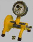 Elcometer1970 PFCV--便攜式工地校準(zhǔn)檢定裝置是用來確認(rèn)所使用的附著力測量儀校準(zhǔn)的一種理想工具，可用于Elcometer PATTM、Elcometer 106、Elcometer 108等型號的附著力測量儀。將合適的拉棒與校準(zhǔn)證裝置相連，拉動附著力測量儀，比較測量儀與校準(zhǔn)證裝置上的讀數(shù)。


