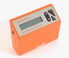Elcometer 406L 統(tǒng)計(jì)型微型光澤度儀是一個手持式的測量平面光澤的測量儀。有單角度60°統(tǒng)計(jì)型和20°/60°雙角度統(tǒng)計(jì)型。通過向被測物體發(fā)射一定角度的持續(xù)光線束，監(jiān)測反射的光線來測量光澤度.
