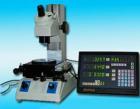 JGX-1S數(shù)顯工具顯微鏡用途

JGX-1S型數(shù)顯工業(yè)測量顯微鏡，是一種多用途的光學(xué)機(jī)械式兩維坐標(biāo)精密測量儀器，該產(chǎn)品可廣泛用于機(jī)械制造，紡織機(jī)械加工的檢測；電子行業(yè)、集成線路線寬及其它精密零件測試；冶金工業(yè)的礦石標(biāo)本，印刷制版加工的檢測；以及計量部門、大專院校、科研部門各類精密加工件的測試使用等。儀器具有下列主要功能和特點(diǎn)：

1．工作臺可作360度轉(zhuǎn)動，縱橫滑板采用精密鋼珠導(dǎo)軌結(jié)構(gòu)，有效測程均為0-50mm，測量數(shù)據(jù)可靠，使用壽命長。

2．采用顯微鏡測角度盤結(jié)構(gòu)，測角目鏡配米字線分劃板，適于被測件角度的量測。另可選配數(shù)碼電子目鏡連接，電腦做圖像處理及計算，十分方便；配數(shù)碼電子視頻目鏡，直接用電視演示觀察檢測全過程。

