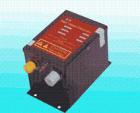斯萊德SL-009高壓電源供應(yīng)器電壓為7.0KV，可提供2組高壓電源輸出供離子鋁棒、離子風(fēng)鋁棒、離子風(fēng)簾等使用，可方便的根據(jù)標(biāo)識(shí)和安裝說(shuō)明進(jìn)行連接靜電消除器，斯萊德高壓電源供應(yīng)器具有短路保護(hù)功能，安全、方便。 
